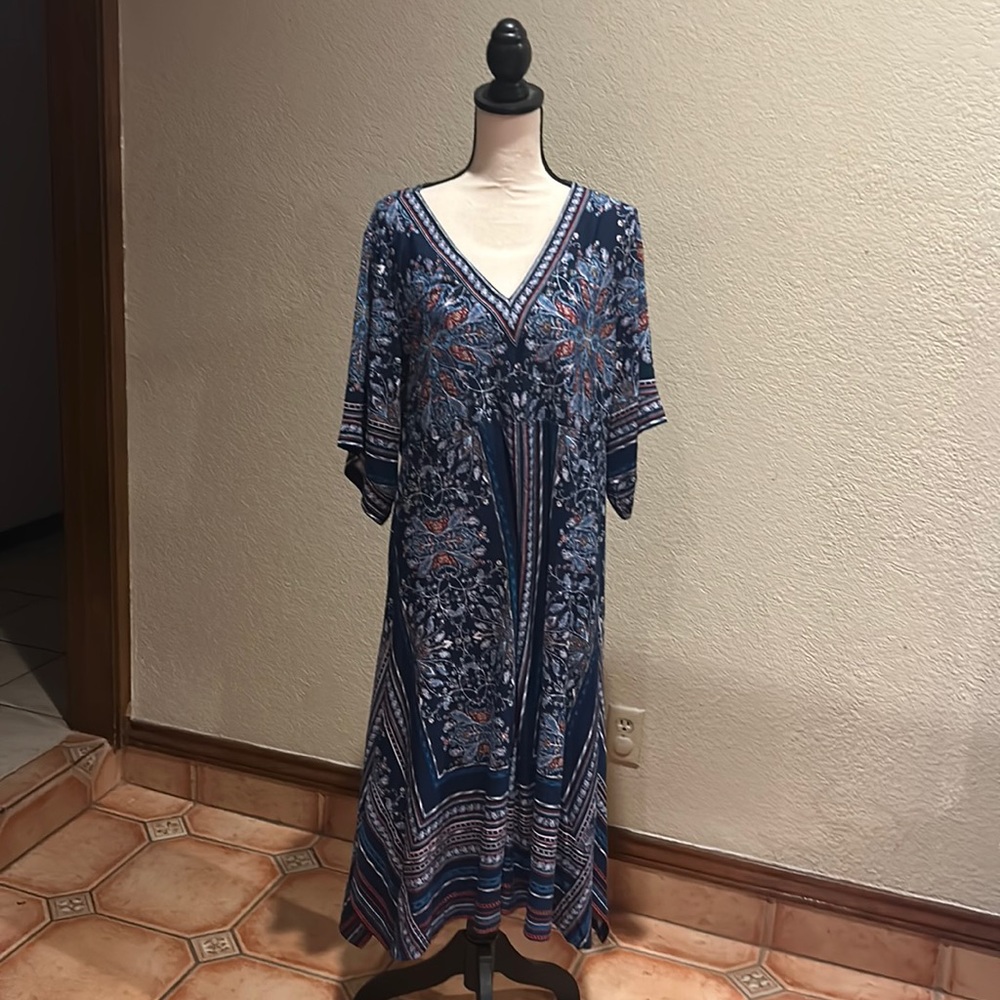 NWOT Beautiful Vneck flowey dress in a size XL. Never been worn.